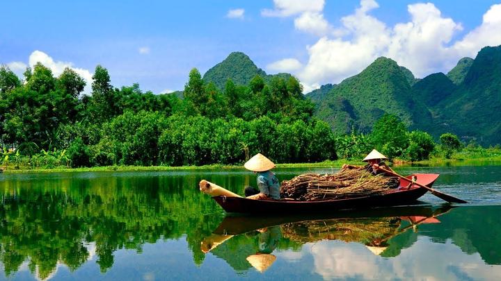 Hotspot Matrix: Biến Phương Oanh diện set đồ 50 thành cơ hội marketing đột phá